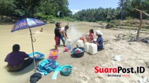 Manfaatkan Air Sungai yang Keruh, Warga Marisa Selatan Minta Pemdes Suplai Air Bersih