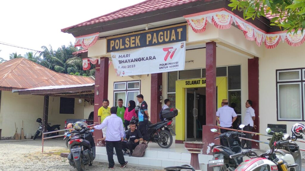 Puluhan Guru Geruduk Mapolsek Paguat : Marwah Seorang Guru Telah Diinjak-injak