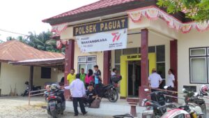 Puluhan Guru Geruduk Mapolsek Paguat : Marwah Seorang Guru Telah Diinjak-injak