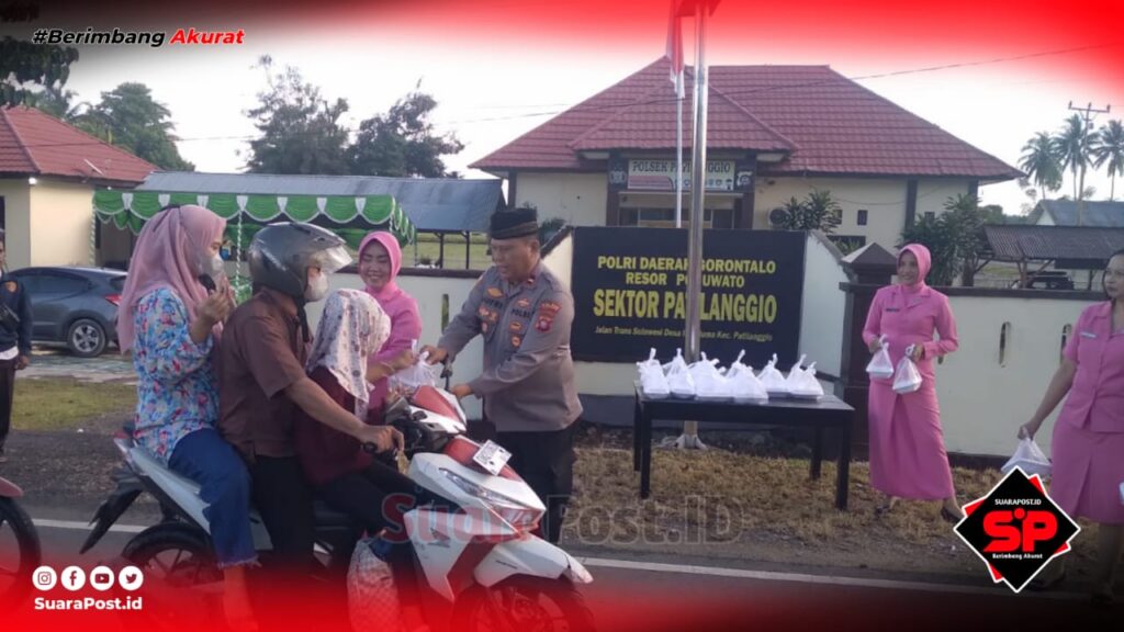 Momentum Ramadhan, Polsek Patilanggio Bagi Takjil untuk Pengendara