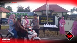Momentum Ramadhan, Polsek Patilanggio Bagi Takjil untuk Pengendara