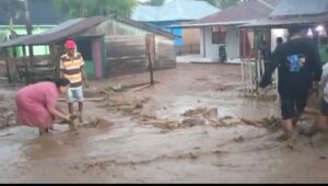 Banjir Terjang Kecamatan Paguat, Warga Evakuasi Barang Secara Mandiri