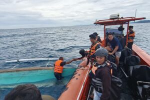 Perahu Terbalik di Perairan Pulau Kima, Nelayan Paguat Berhasil Diselamatkan