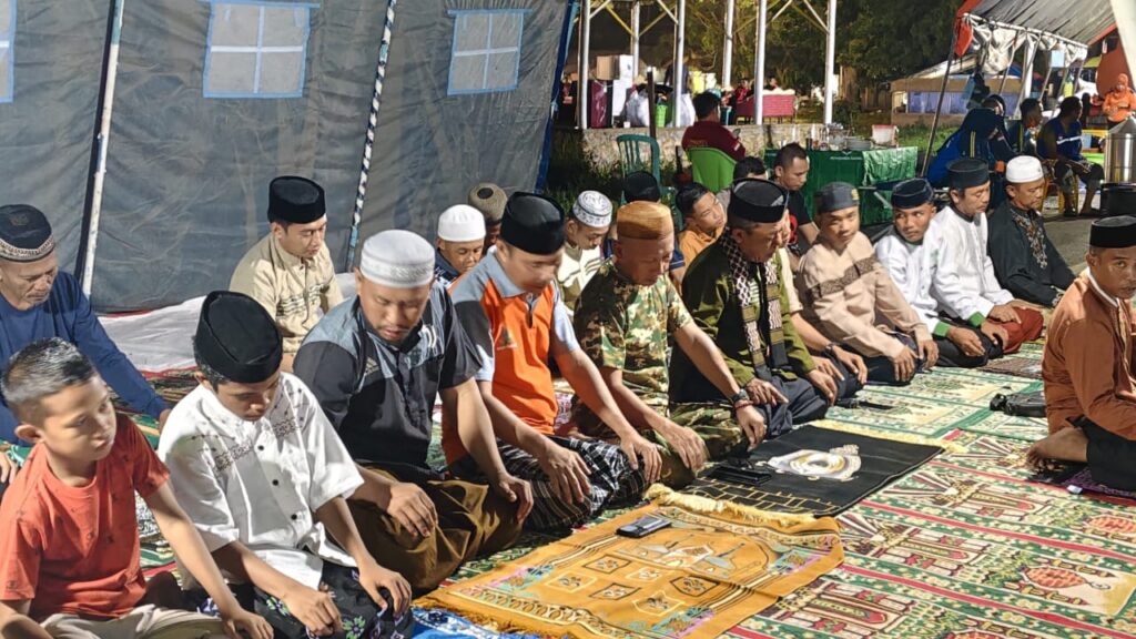 Tarawih di Tengah Banjir, Warga Patilanggio Gunakan Tenda Sebagai Musala
