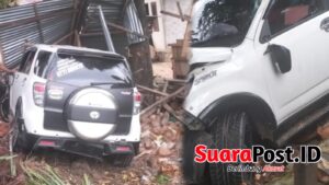 Diduga Mengantuk Saat Mengemudi, Minibus Tabrak Warung Warga di Paguat