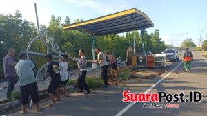 Ngantuk di Kemudi, Mobil Minibus Sasar Portal Pantai Pohon Cinta