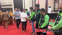 Ketua DPRD Pohuwato , menyerahkan bantuan semabko kepada ojek online.