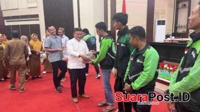 Ketua DPRD Pohuwato , menyerahkan bantuan semabko kepada ojek online.