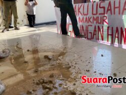 HMI Siram Gedung DPRD Pohuwato dengan Lumpur, Protes Tambang Ilegal