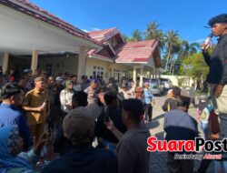 Geruduk Rudis, Warga Yipilo Ultimatum Bupati Pohuwato: Copot Kades Atau Mundur Dari Jabatan