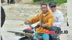Naik Ojek Tembus Sungai dan Lumpur, Ketua DPRD Pohuwato Perjuangkan Akses Penambang